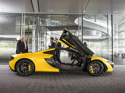 Желтый автомобиль McLaren