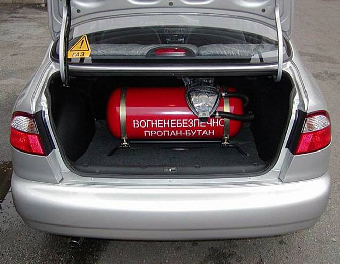 Фото багажника авто с газом