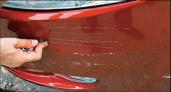 Как применить карандаш для удаления царапин на автомобиле
