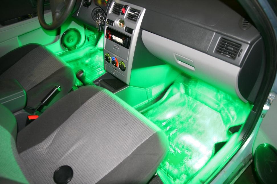 Подсветка зеленого цвета у ног водителя лады приоры