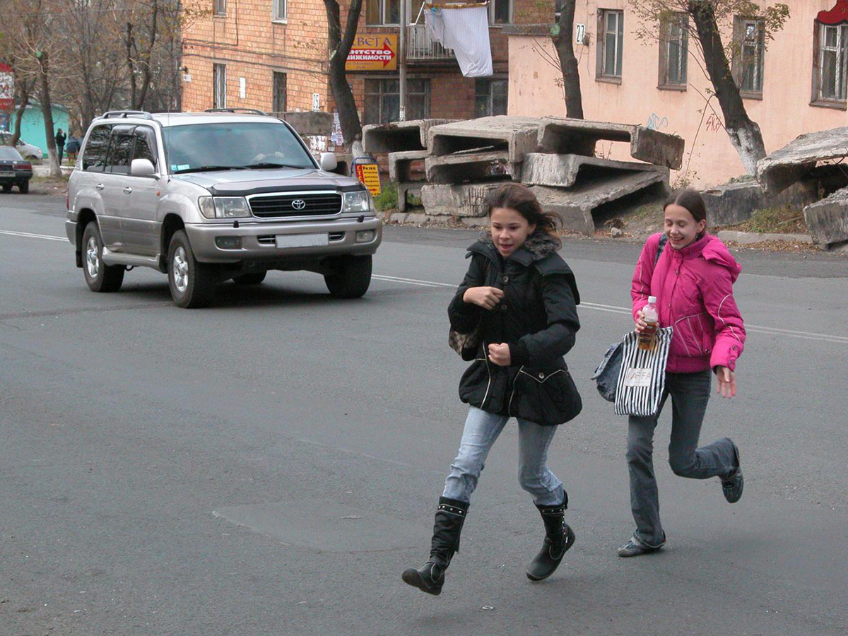 Нарушение правил пешеходом. Пешеход перебегает дорогу. Девочка перебегает дорогу. Пешеход в неположенном месте. Пешеход на проезжей части.