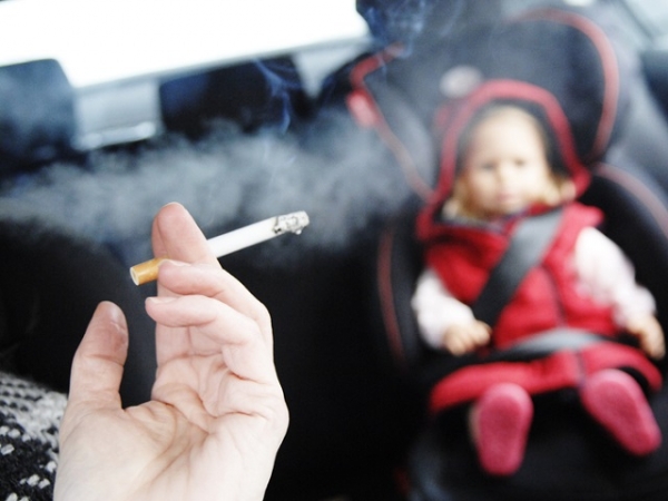 Фото курящей при ребенке девушке в авто