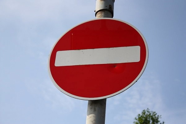 Дорожный знак 3.1 «Въезд запрещен» или «Кирпич»: действие, нюансы, наказания
