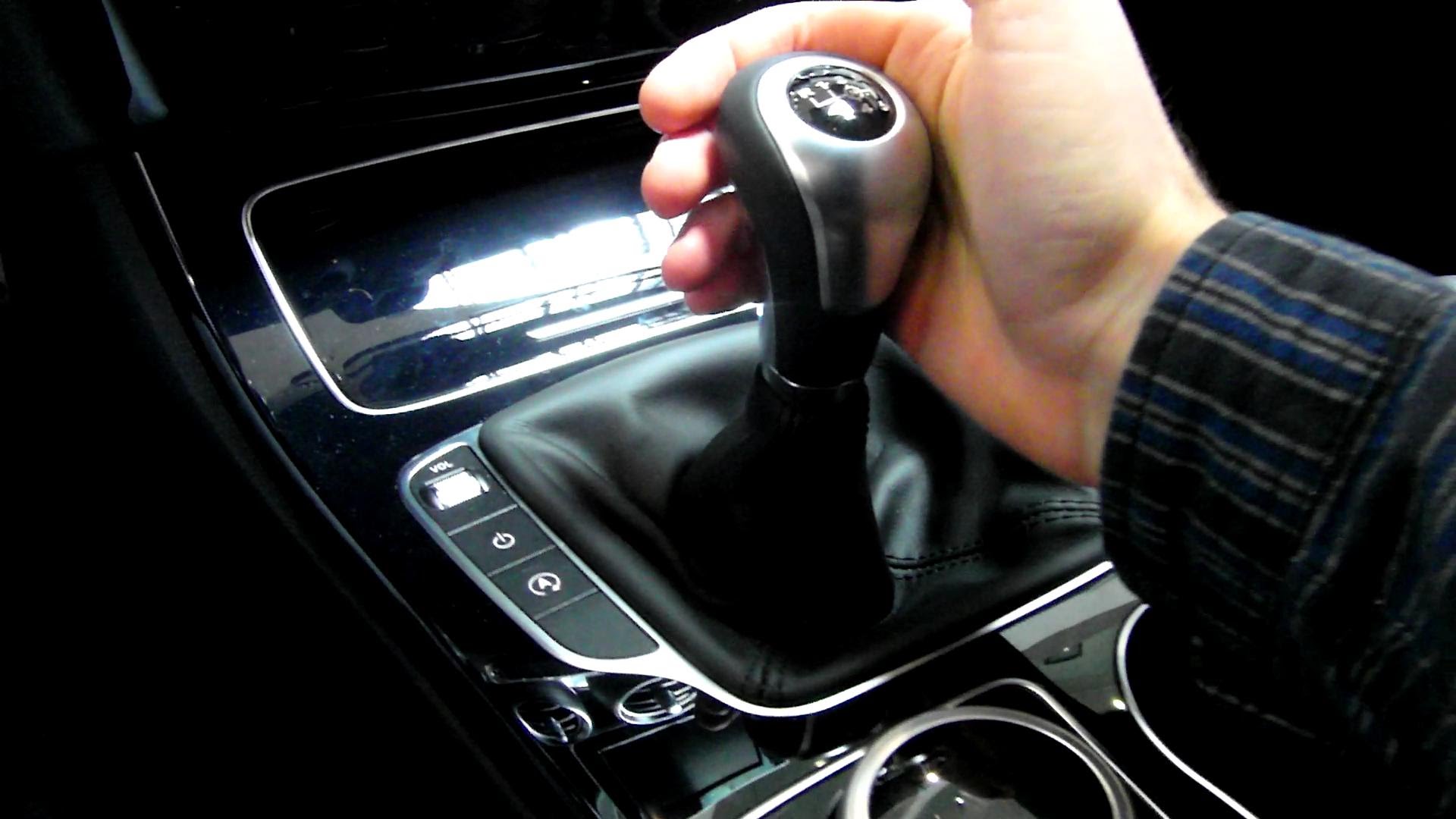 Видео переключения коробки. Mercedes c200 manual transmission. Mercedes c class с механической КПП 2016. Коробка передач. Коробка передач механика.