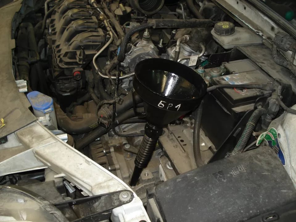 Замена масла в двигателе и масляного фильтра Форд Мондео 4 (2007-2014 гг.)