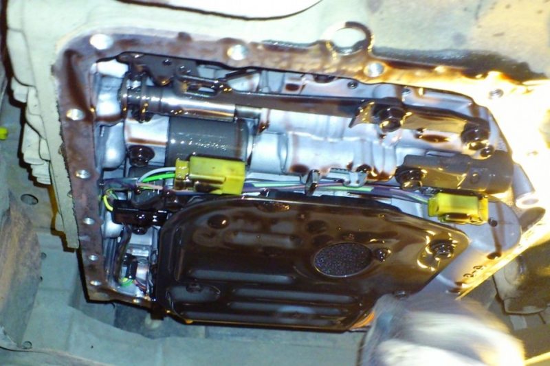 Масло в АКПП Toyota Corolla: какое лить, замена, проверка уровня, объем
