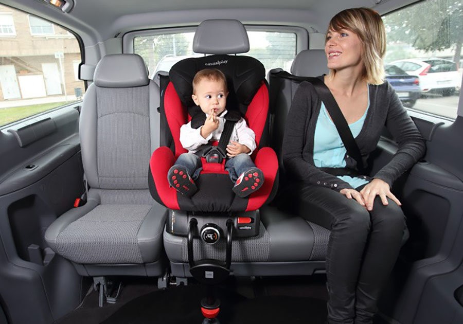 Можно ли возить детей без кресел. Casualplay q-Retractor. Автолюлька Кэжуалплей. Детский кресло для автомобиля. Детское кресло посередине.