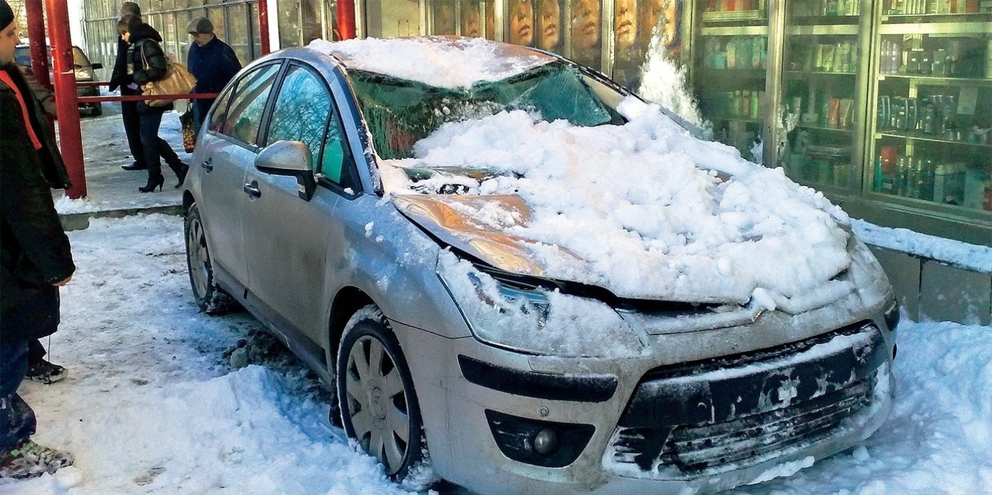 Снег упал на машину