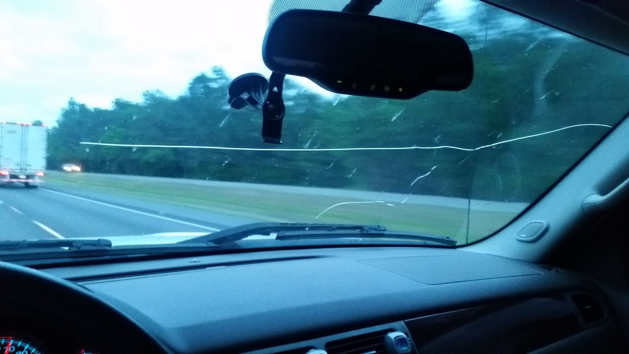 Штраф за трещину на стекле. Трещина на лобовом стекле. Вид из лобового стекла машины. Лобовое стекло внутри машины. Треснутое лобовое стекло.