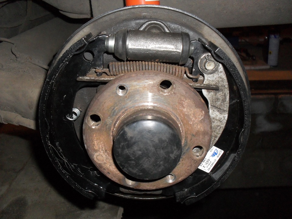 Lada Priora: проверка и замена колодок тормозных механизмов передних колес