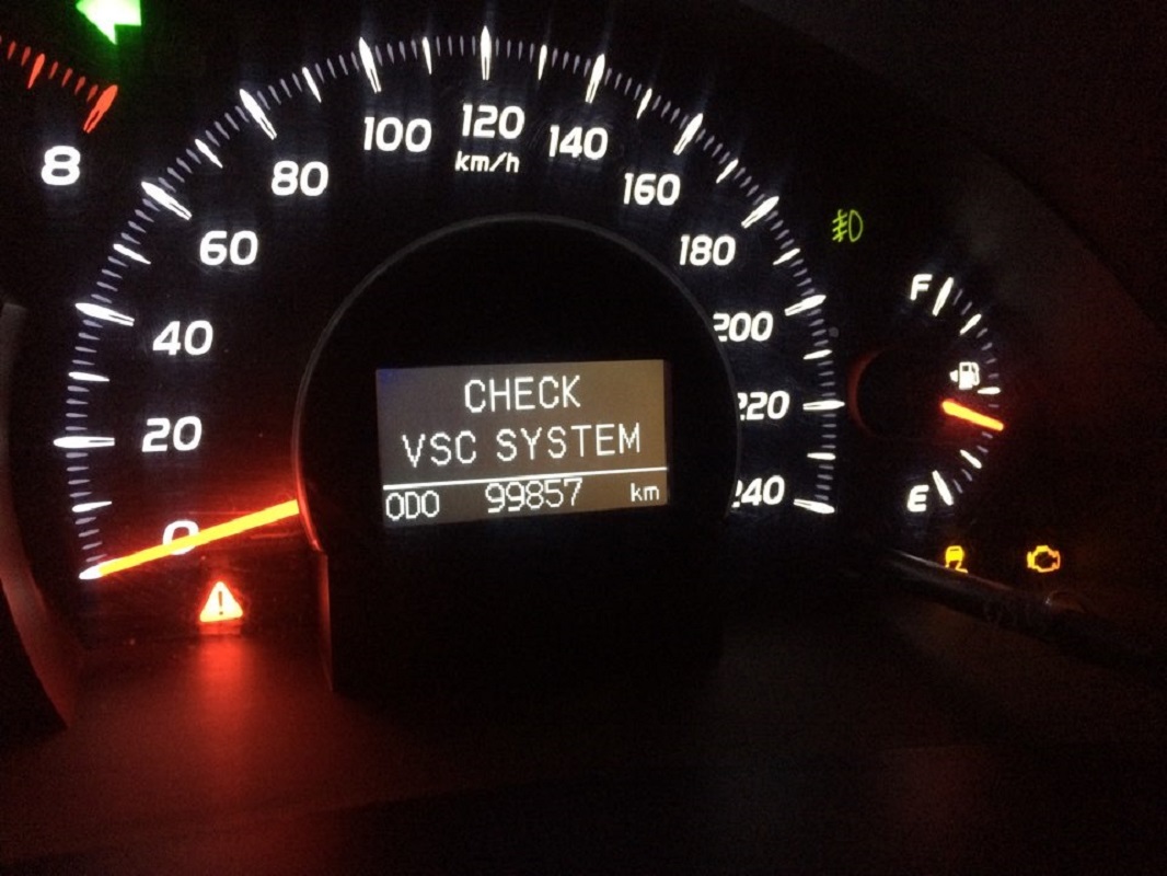 Машина показывает чек. VSC System Toyota Camry 40. Чек VSC System Камри 40 3.5. Check VSC System Toyota Land Cruiser 200. Чек VSC System Камри 40 2.4.