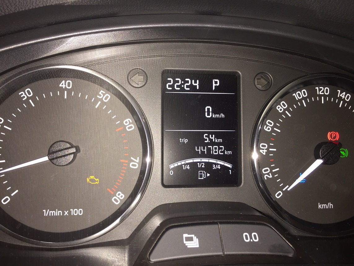 Шкода йети горит. Check engine ESP Skoda Rapid. Индикатор check engine Volvo s60 2015. Лампочка на масло Шкода Рапид 1.4 TSI.